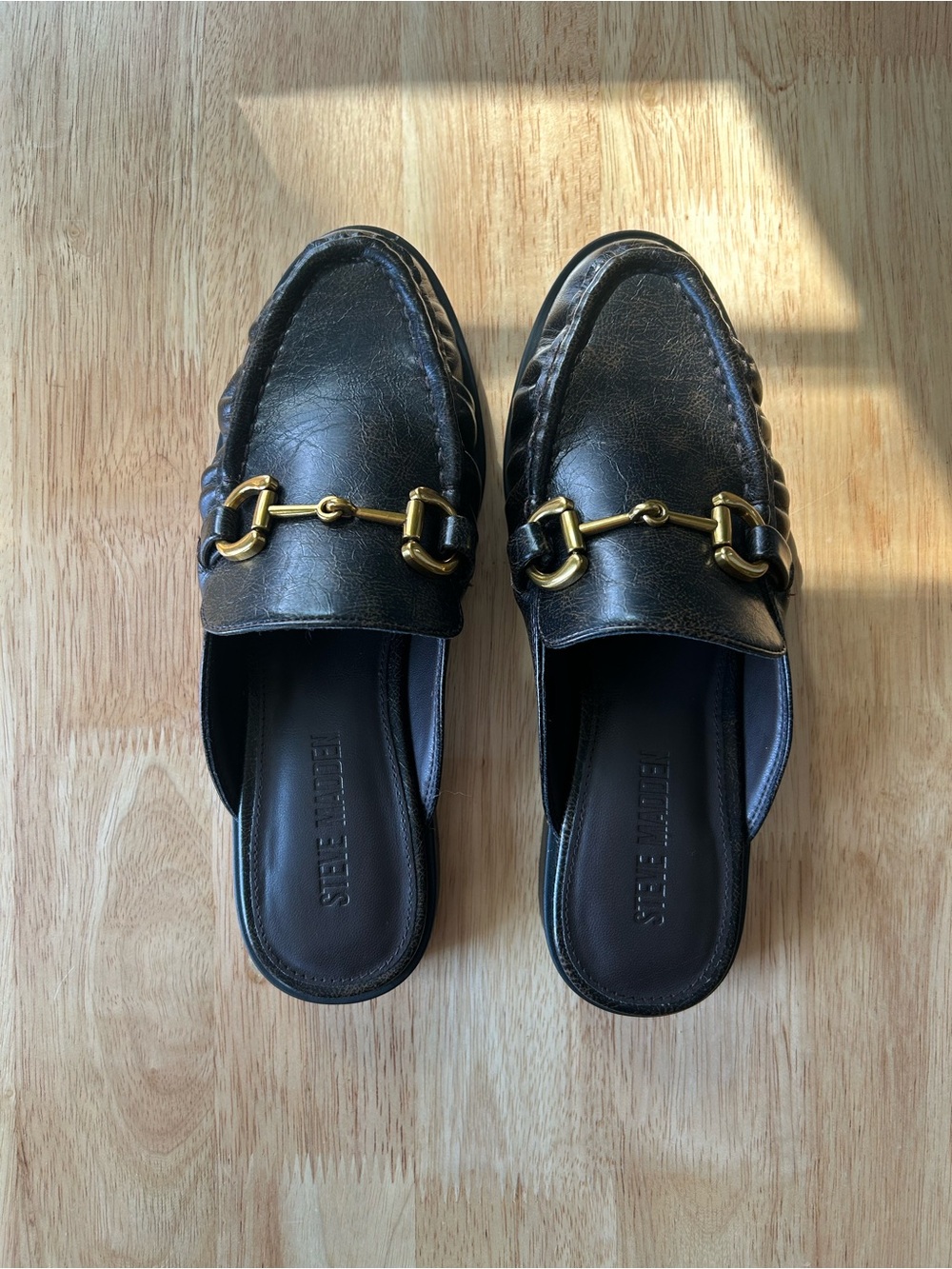 Sz 7 Steve Madden Black Leather Slip-On Loafers with Gold Bit